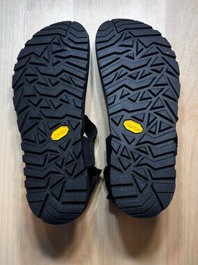 Bedrock Black Sandals vibram soles
Size M10/W11